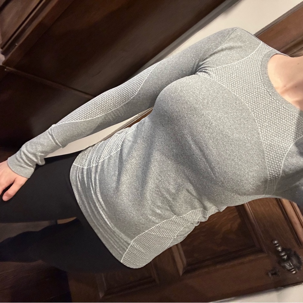 GAP Gray Long Sleeve Women's Tee